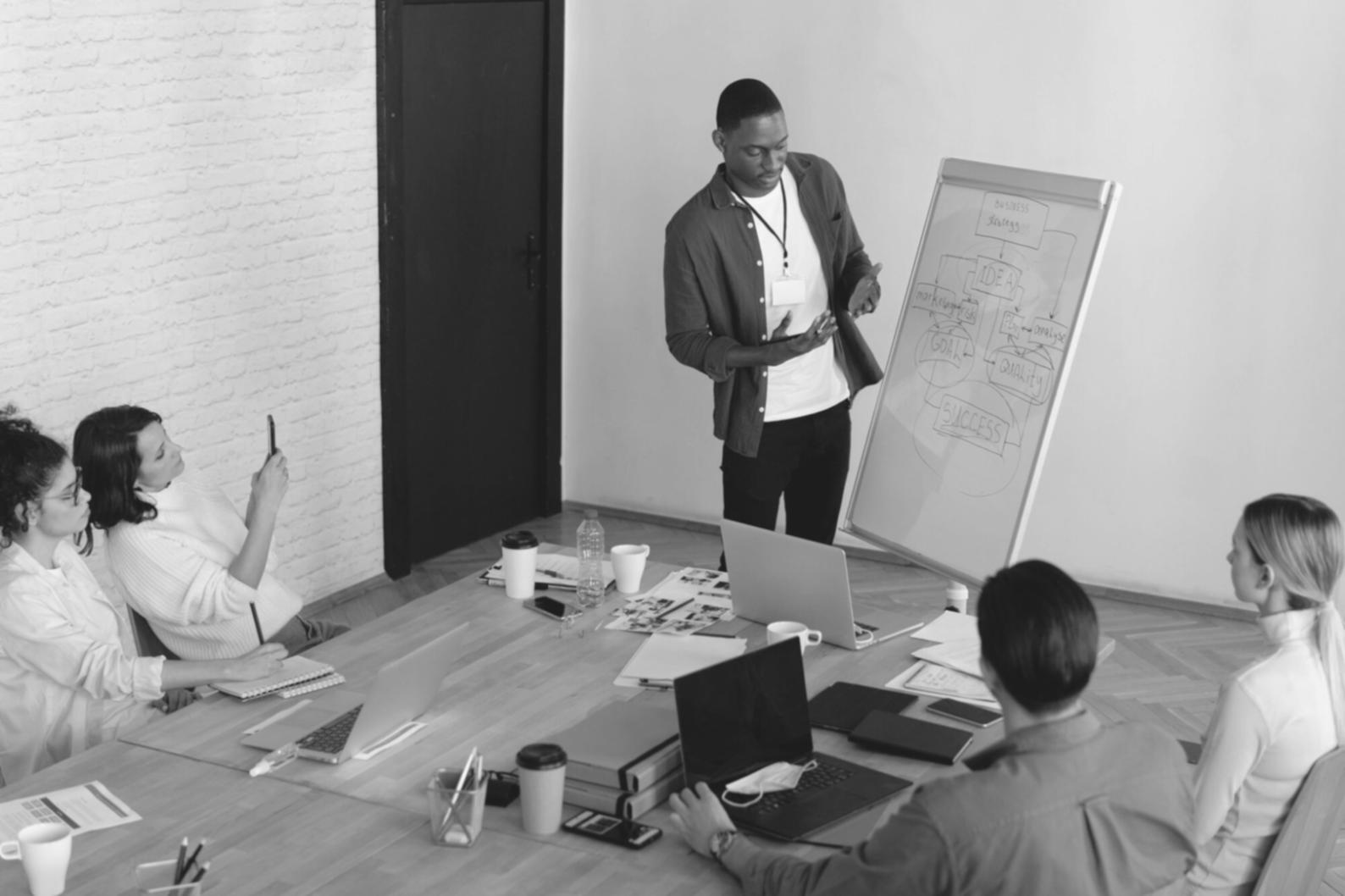 Professionelle Finanzberatung in modernem Büro